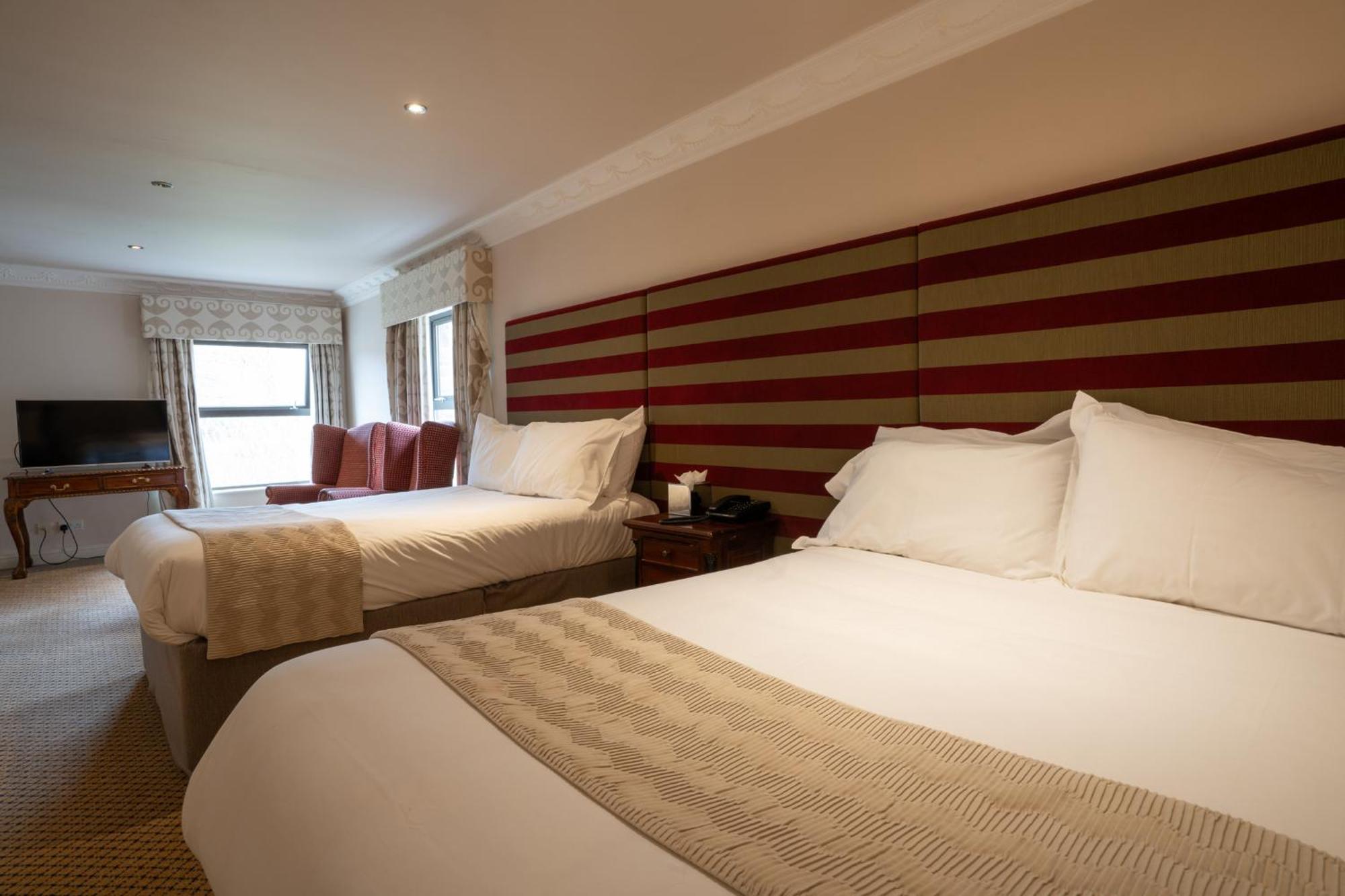 เวเทอร์ตัน ฟาร์ค โฮเต็ล Hotel เวคฟิลด์ ภายนอก รูปภาพ