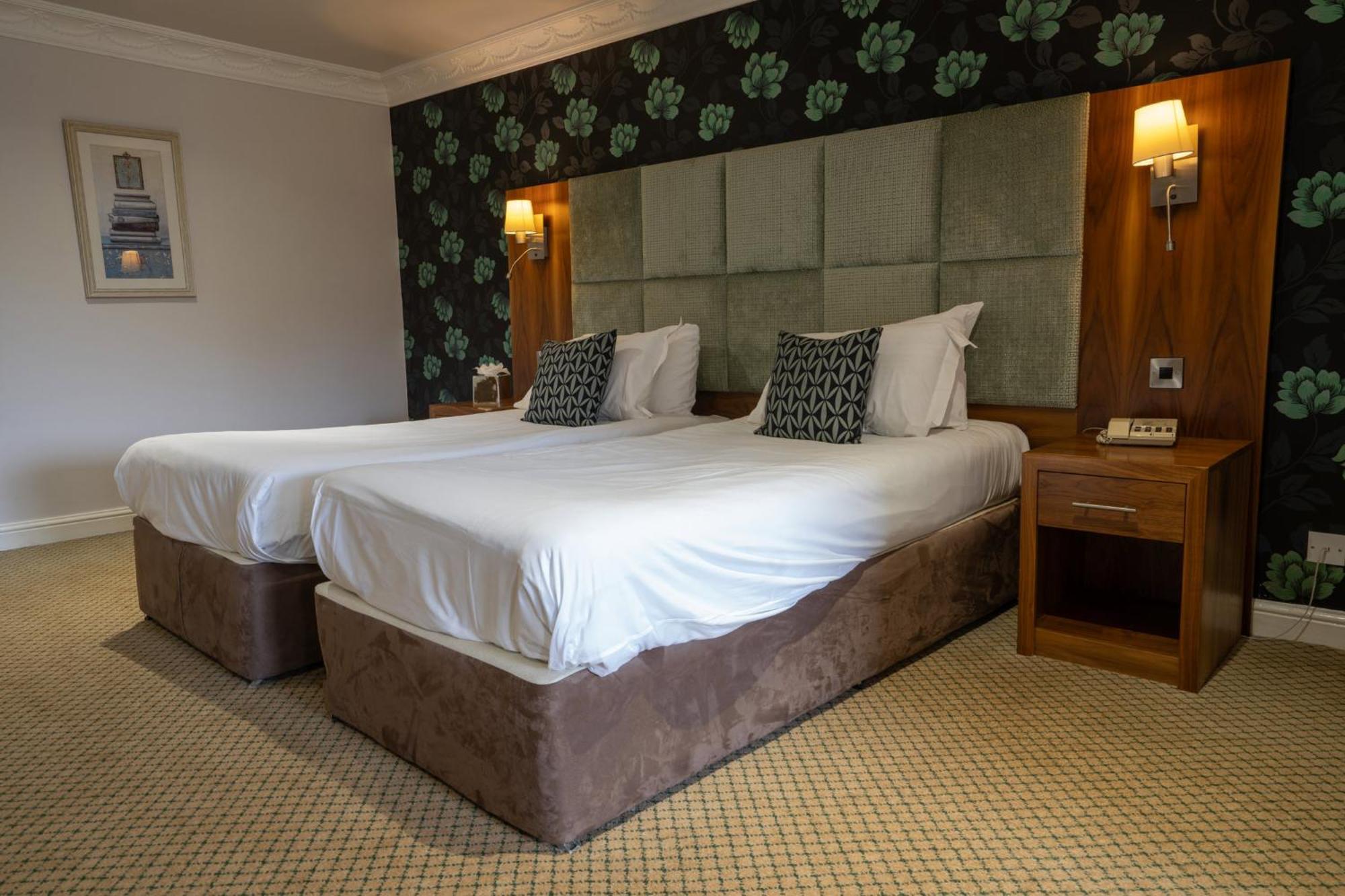 เวเทอร์ตัน ฟาร์ค โฮเต็ล Hotel เวคฟิลด์ ภายนอก รูปภาพ